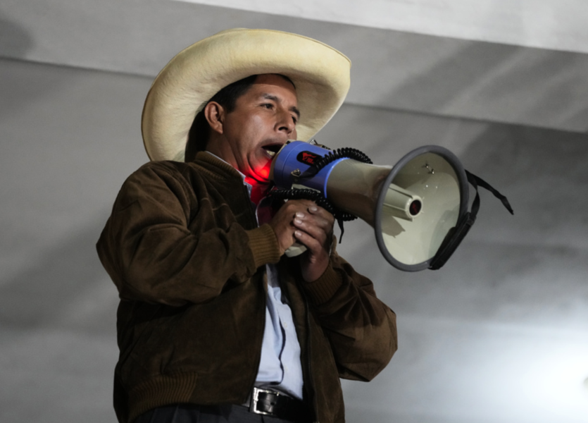 Vänsterpolitikern och presidentkandidaten Pedro Castillo talar till anhängare i Tacabamba i Peru.