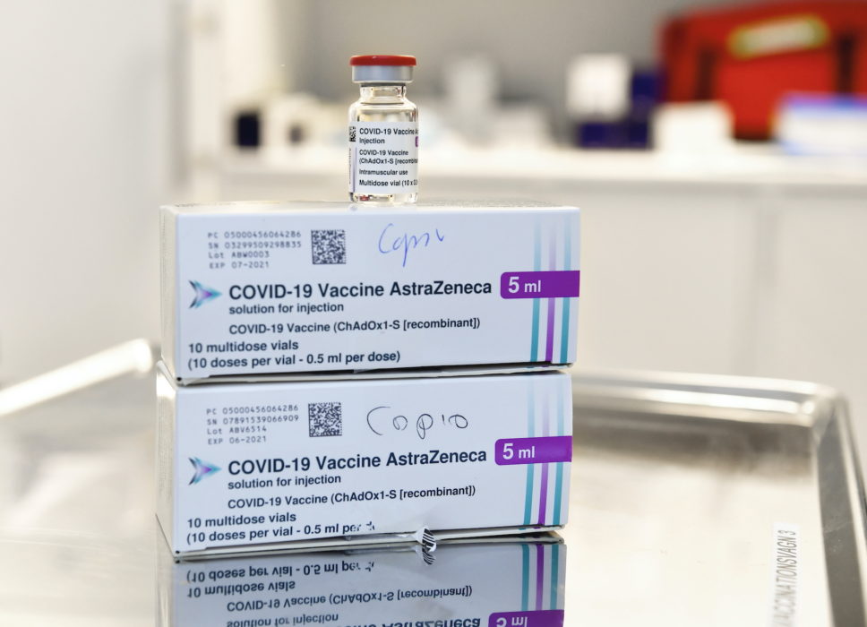 När tillgången är god på andra vacciner bör Astravaccinet stoppas även för äldre, säger EMA-chefen Marco Cavaleri.