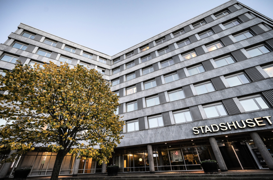 Efter Kvällspostens avslöjande om parallell, romsk rättsskipning och dess koppling till kommunanställda kräver Moderaterna att S-kommunalrådet Frida Trollmyr i Malmö avgår.