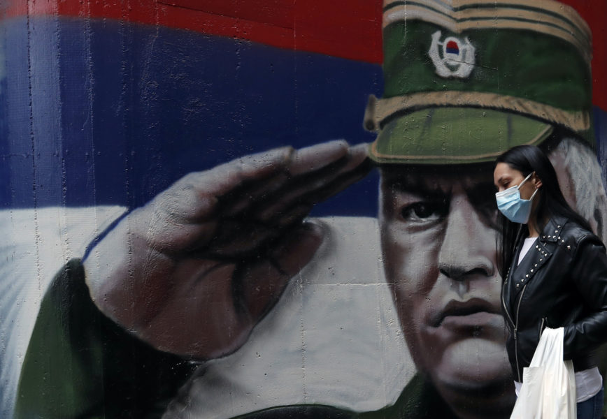 En väggmålning av den krigsbrottsdömde bosnienserbiske befälhavaren Ratko Mladic i belgrad i Serbien.