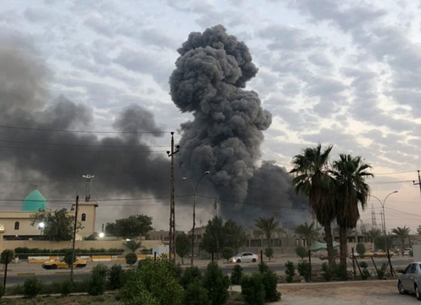 En explosion orsakad av en drönarattack på en militäranläggning utanför Iraks huvudstad Bagdad 2019.