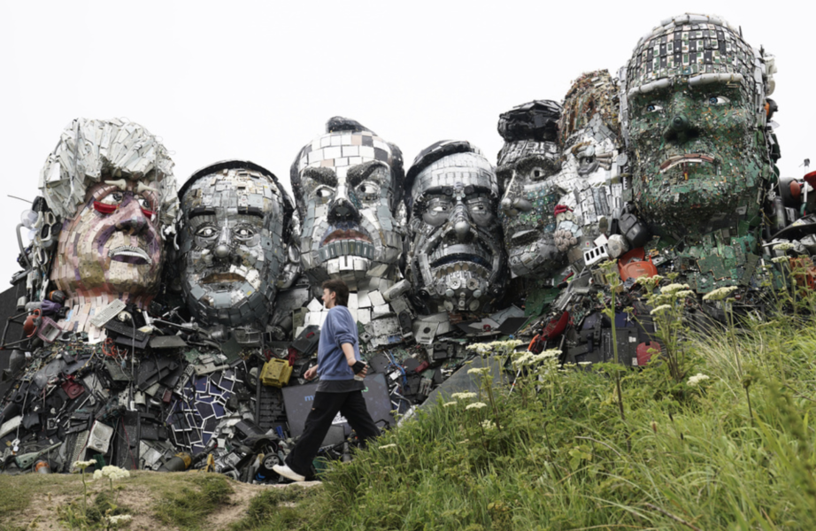 Teknikskräp har förvandlats till G7-ledarnas ansikten i "Mount Recyclemore"-skulpturen i Cornwall, där mötet äger rum.