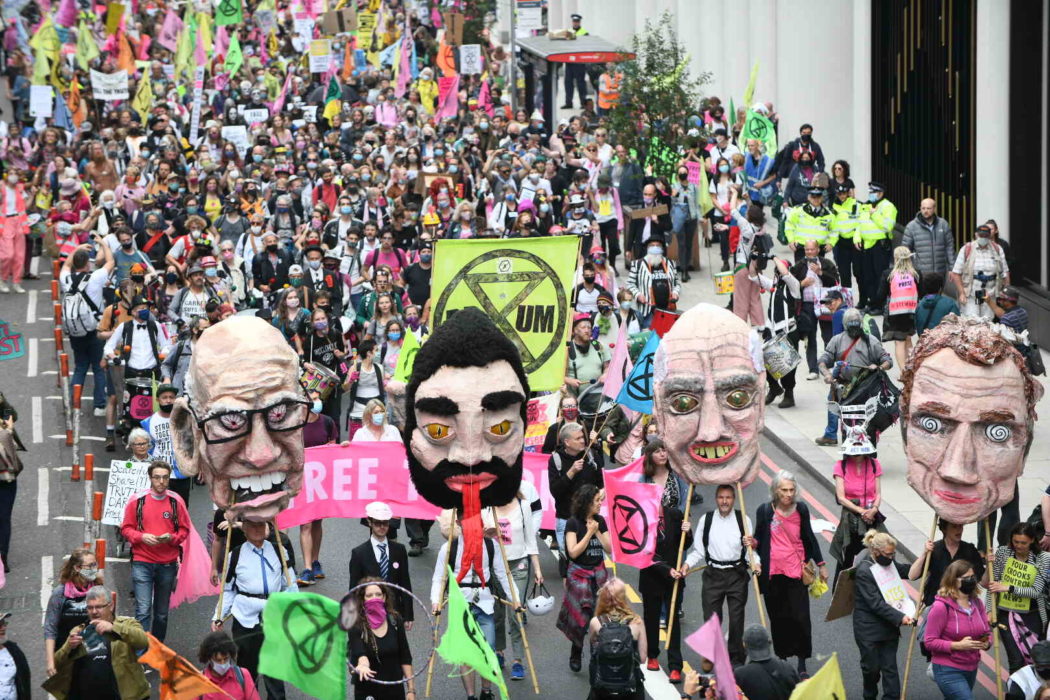 Aktivistgruppen Extinction rebellion utförde protester i helgen mot att ägarna till de största mediehusen fortsätter att sprida klimatskepticism och smita från skatter.