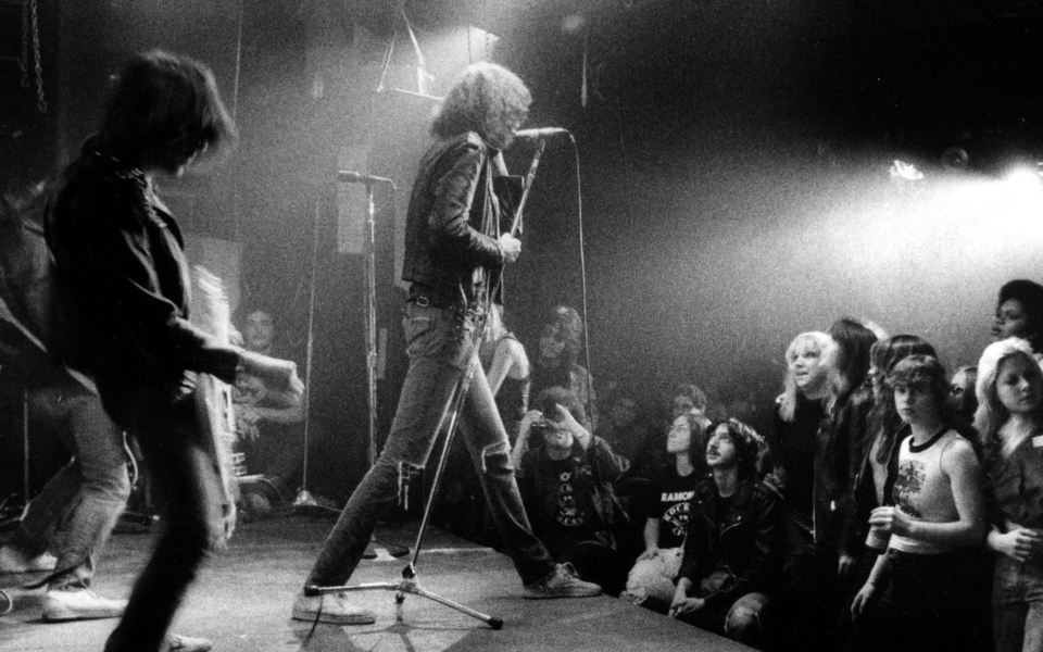 Ramones spelar på klassiska CBGB's januari 1977.
