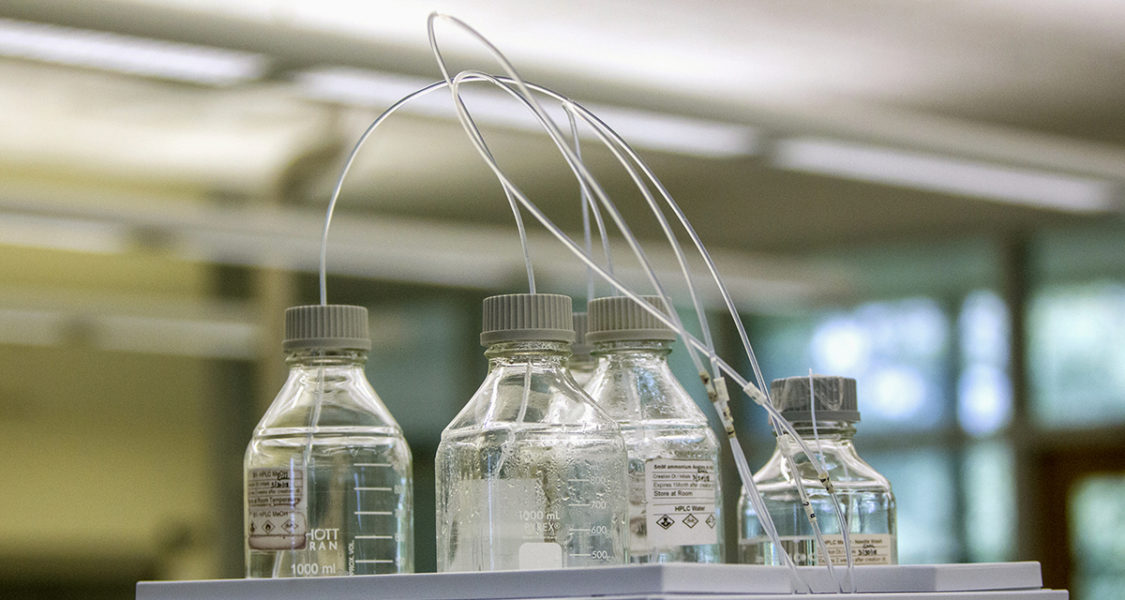 På ett labb i Nederländerna testar man förekomsten av PFAS-ämnen i vatten.