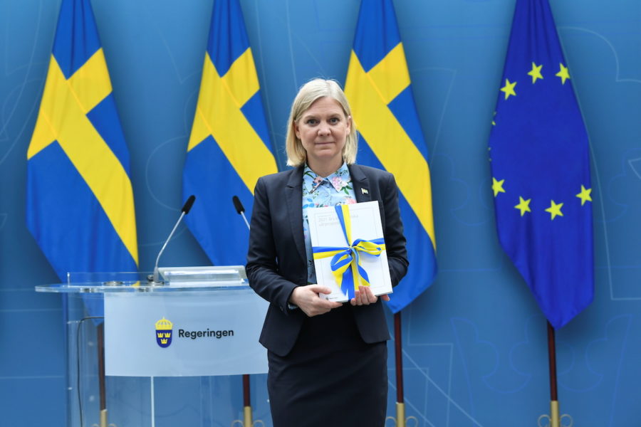 Finansminister Magdalena Andersson (S) med årets vårdbudget, där prognosen för jobbskatteavdraget ligger på drygt 10 procent av statens totala utgifter.