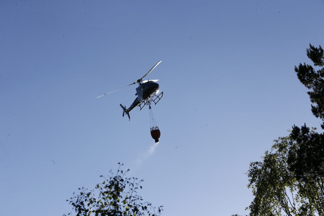 Vattenbombande helikoptrar används i släckningsarbetet av en omfattande skogsbrand i Mönsterås.