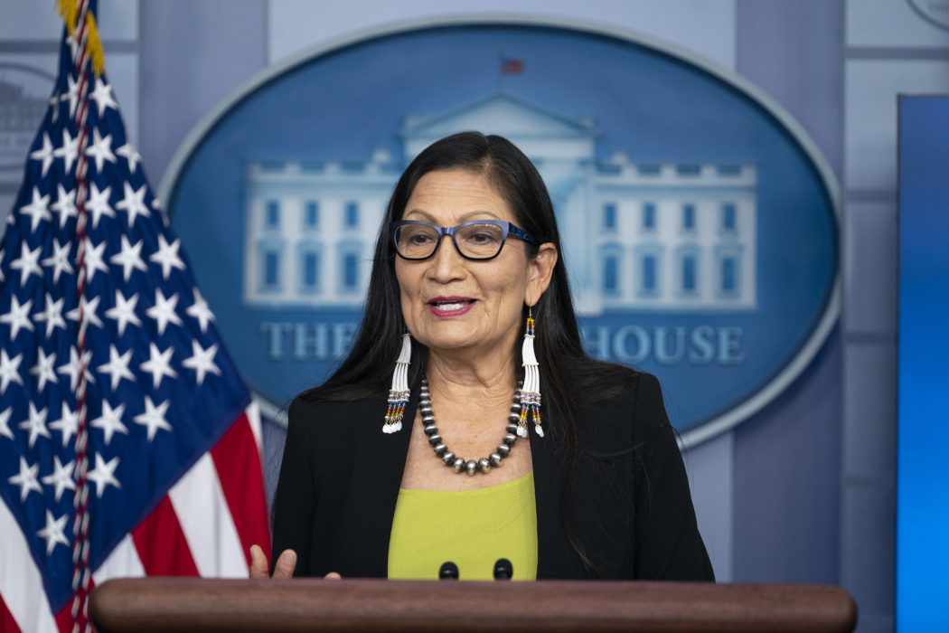 USA:s inrikesminister Deb Haaland presenterade utredningen Federal Indian Boarding School Initiative.