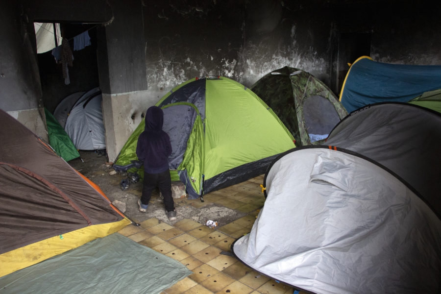 I den bosniska byn Bosanska Bojna, en avfolkningsort nära den kroatiska gränsen, sover familjer i övergivna hus och lokaler.
