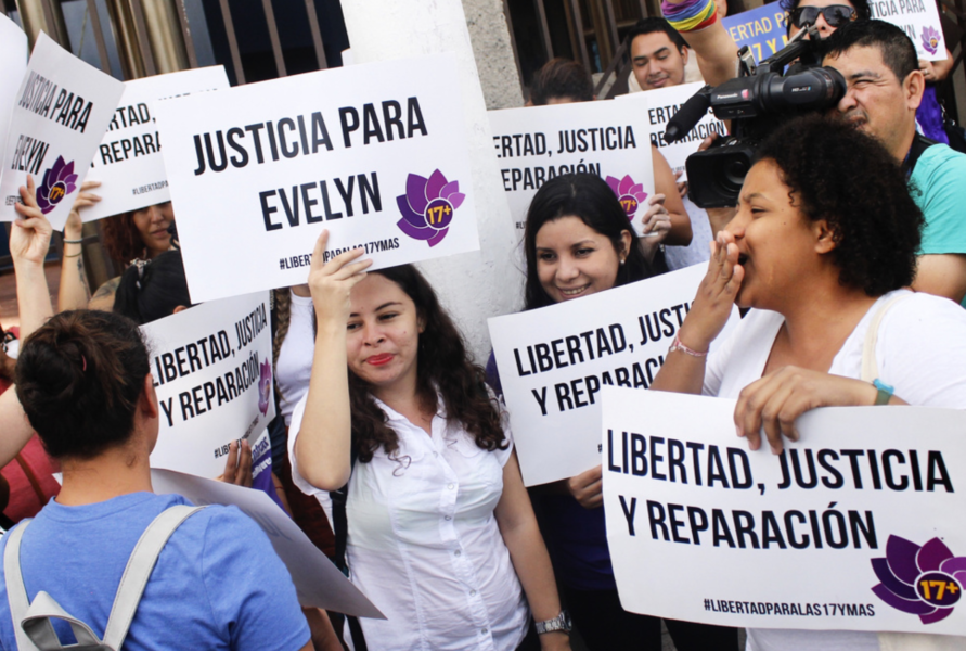 Kvinnorättsaktivister under en demonstration utanför San Salvador den 15 juli 2019 med krav på frisläppandet av en annan abortanklagad kvinna.