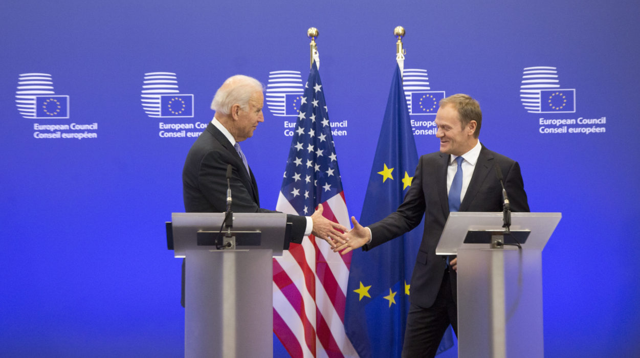 USA:s dåvarande vicepresident Joe Biden träffar EU:s dåvarande rådsordförande Donald Tusk i Bryssel 2015.