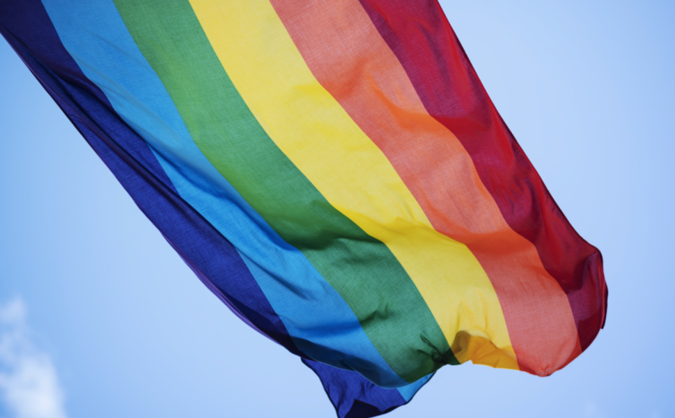 Elever på en skola i Växjö fick vifta med prideflaggor på skolgården i samband med en temavecka.