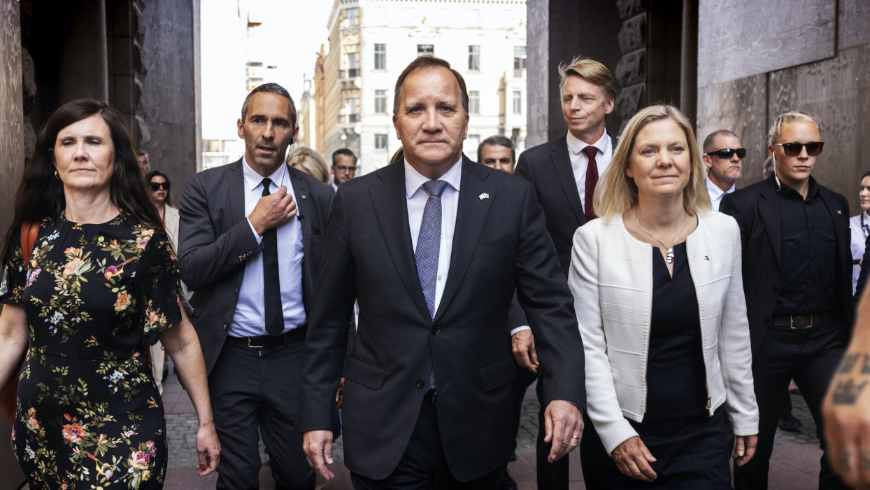Statsminister Stefan Löfven (S) på väg till riksdagens misstroendeomröstning.