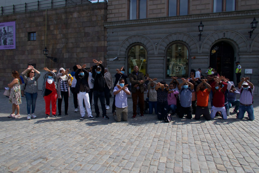 Omkring 40 personer med ursprung i Eritrea samlades under måndagen på Mynttorget, strax utanför Sveriges riksdag, i protest mot att Sverige fortsätter splittra barnfamiljer i och med hårda krav på bland annat försörjning.