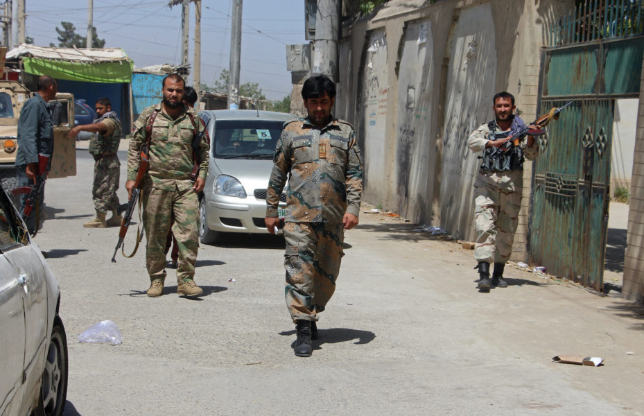Afghanska säkerhetsstyrkor patrullerar gatorna i staden Kunduz.