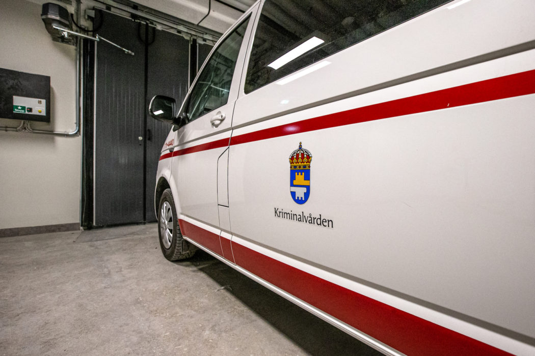 Enligt Kriminalvården används spotthuva primärt när intagna transporteras till sjukvård, domstol eller anstalter.