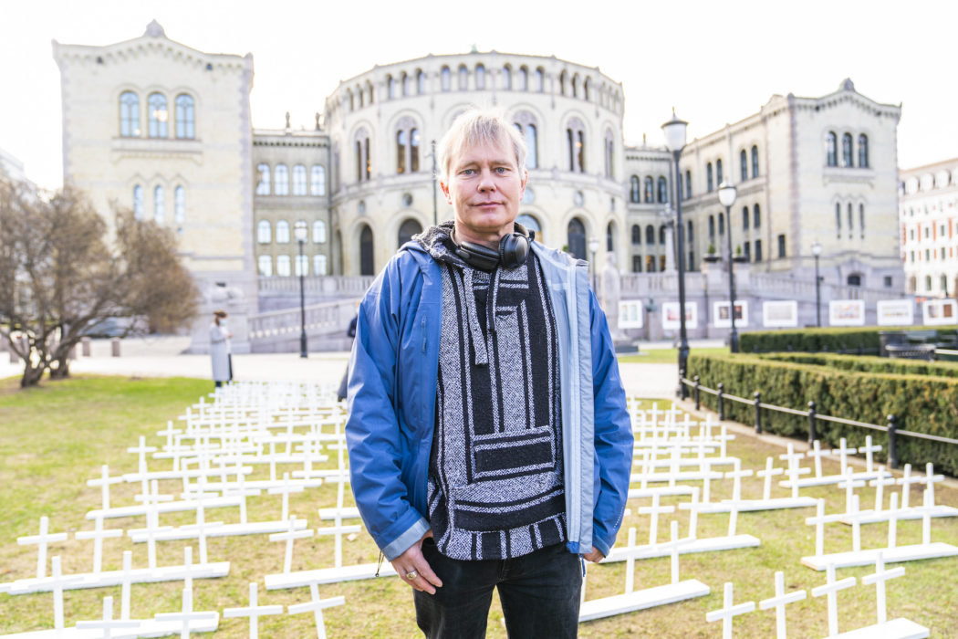 Arild Knutsen utanför Stortinget i samband med en aktion tillsammans med Unge Venstre, där 260 kors står för de personer som dog av drogöverdoser 2019.