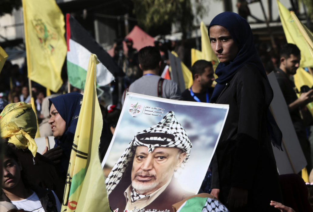 Partiet Fatahs gula flaggor syns vaja i Gaza stad under en minnesstund för den framlidne palestinska ledaren Yassir Arafat.