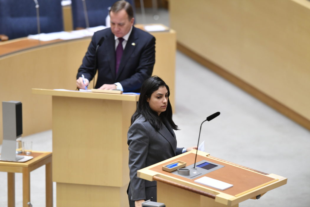 Vänsterpartiet ordförande Nooshi Dadgostar vill ha svar av statsminister Stefan Löfven (S) om att han släpper utredningsförslaget om fri hyressättning i nyproduktion.