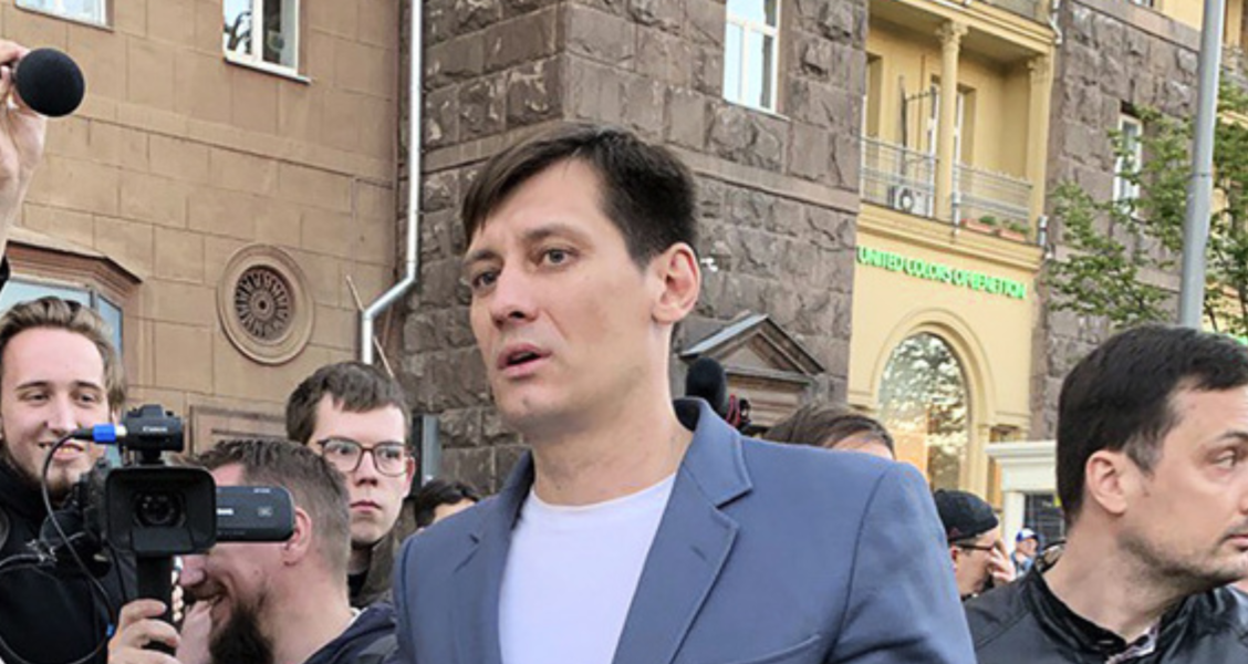 Den ryske regimkritikern Dmitrij Gudkov har släppts av polisen.