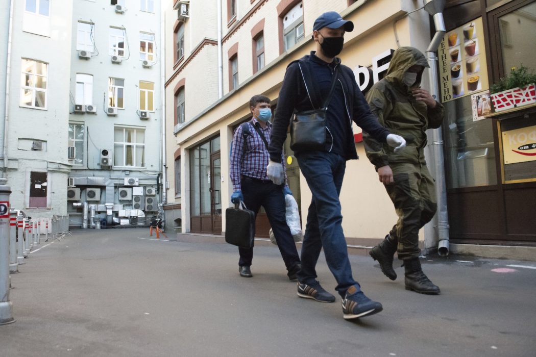 Beslagtagna dokument förs ut från ett av organisationen Öppna Rysslands kontor i Moskva i juli i fjol.