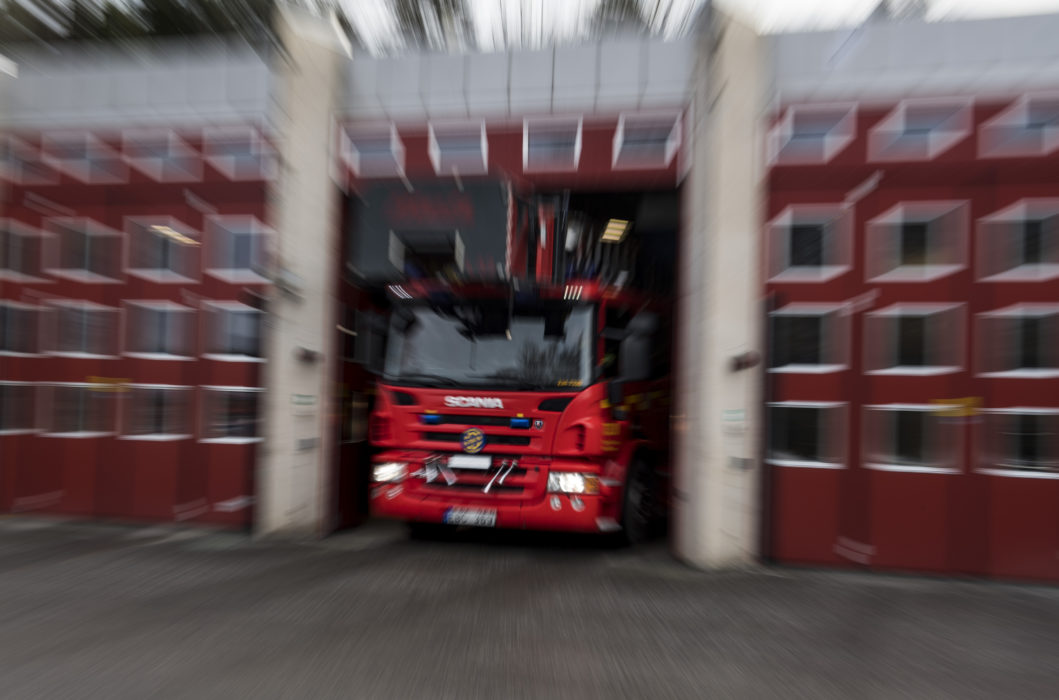 Räddningstjänsten arbetar med att släcka en stor skogsbrand utanför Norrköping.
