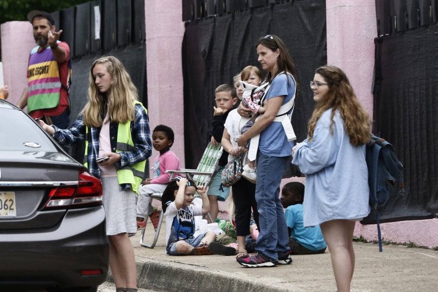 En familj av abortmotståndare stoppar förbipasserande till Mississippis enda abortklinik Pink House i Jackson, Mississippi.
