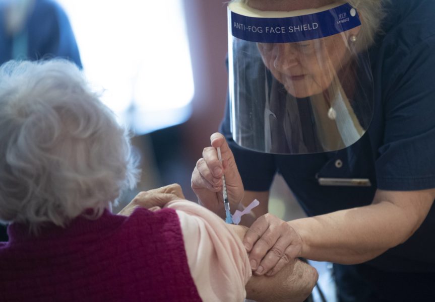 Personer över 80 år, boende på särskilt boende och personer med nedsatt immunförsvar kan få fylla på med en tredje dos vaccin redan vintern 2021–2022, enligt Folkhälsomyndigheten.