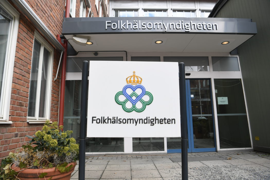 I ett svar till Coronakommissionen riktar Arbetsmiljöverket kritik mot Folkhälsomyndighetens rekommendationer kring skyddsutrustning på äldreboenden.