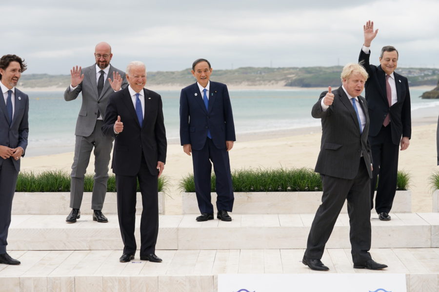 Kanadas premiäminister Justin Trudeau, Europeiska rådets ordförande Charles Michel, USA:s president Joe Biden, Japans premiärminister Yoshihide Suga, Storbritanniens premiärminister Boris Johnson samt hans italienska kollega Mario Draghi fotade på stranden i brittiska Carbis Bay i samband med G7-mötet.