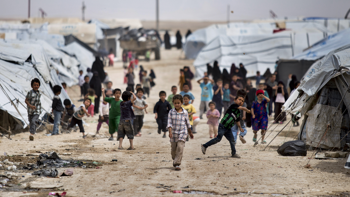 Företrädare för svenska UD har besökt IS-läger i Syrien för att försöka fastställa barnens identiteter.