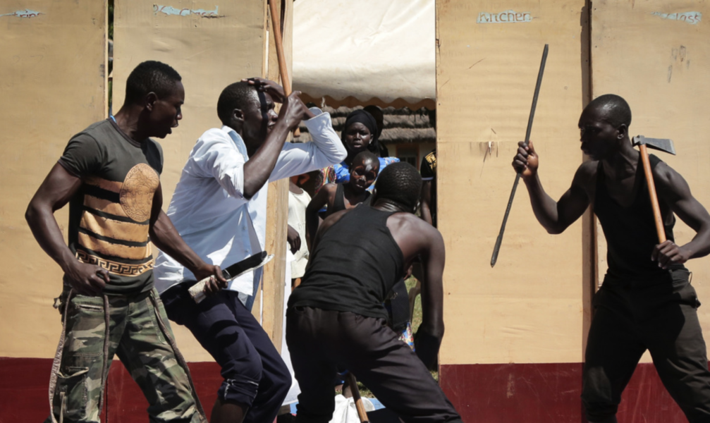 Tidigare barnsoldater som stridit för Herrens motståndsarmé i Uganda deltar i en teaterföreställning som handlar om rebellernas våld mot lokala samhällen.