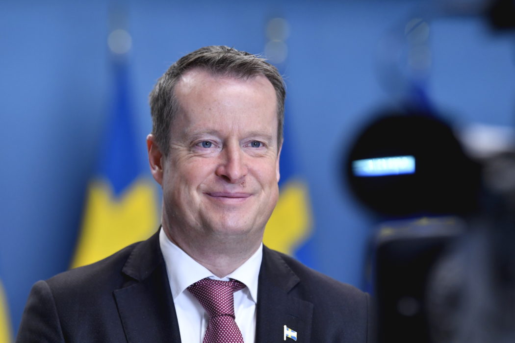 Anders Ygeman vill att plattformar ska ta bort och hålla borta olagligt innehåll.