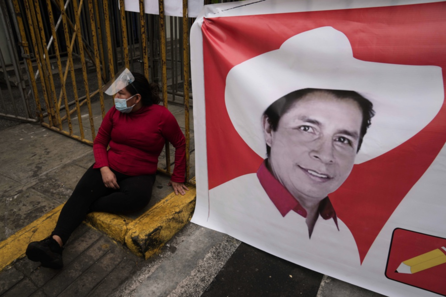 Då drygt 99 procent av rösterna var räknade på onsdagsmorgonen hade Pedro Castillo 50,2 procent mot Keiko Fujimoris 49,8 procent.