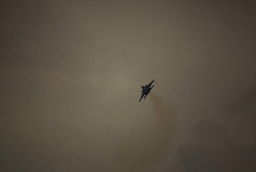 Israeliskt flyg har anfallit ställningar på Gaza.
