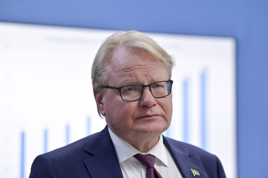 Försvarsminister Peter Hultqvist (S) är inte nöjd med de svar han, eller hans tjänstemän, hittills har fått om avslöjanden om att USA spionerat på svenska intressen med dansk hjälp.
