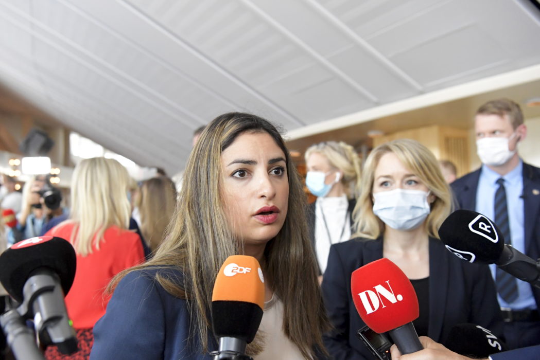 Vänsterpartiets partiledare Nooshi Dadgostar när hon anlände till misstroendeomröstningen i riksdagen i måndags.