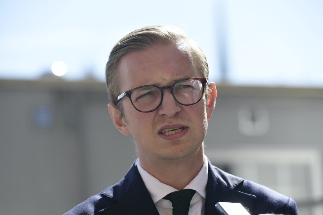 Våren 2020 argumenterade Centerpartiets migrationspolitiska talesperson Jonny Cato för lättnader i gymnasielagen av hänsyn till pandemin som gjort det svårare att få jobb.