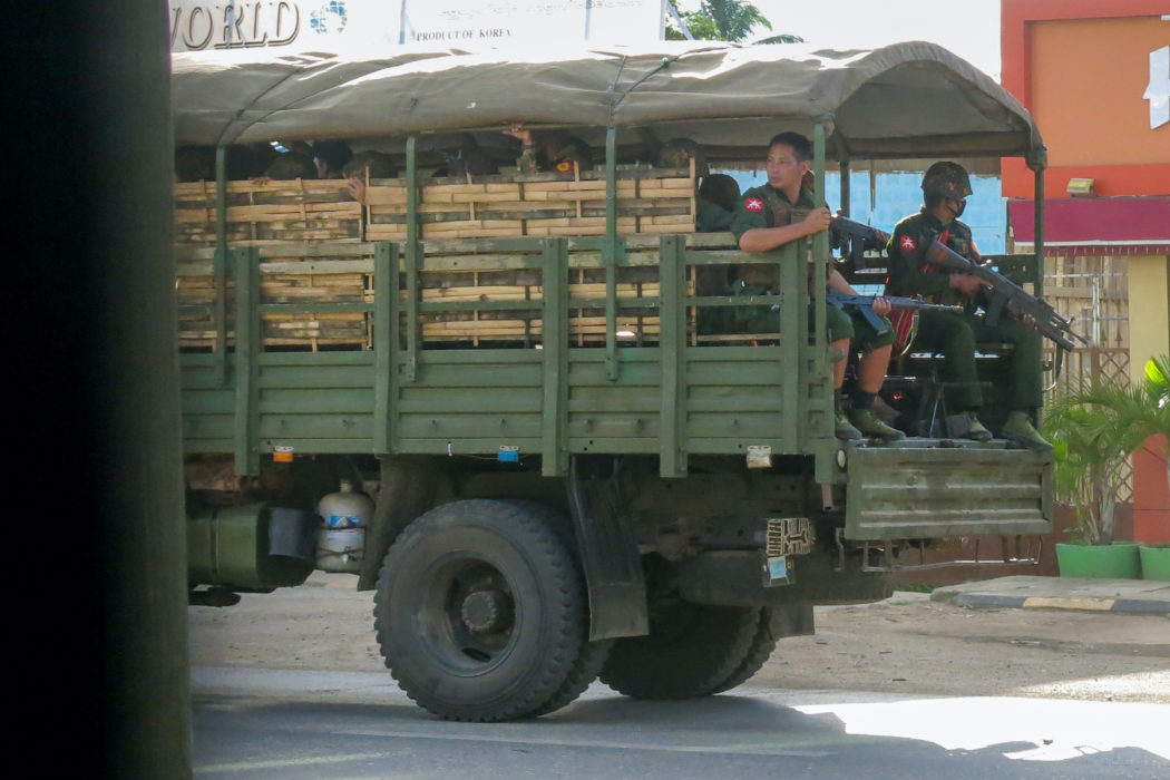 Militär och polis övervakar gator i östra Myanmar.