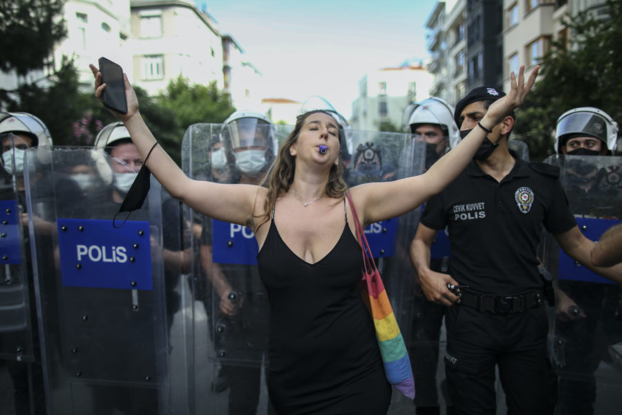 Demonstranter som samlades för att genomföra en prideparad i Istanbul trots förbudet slogs ned med tårgas av kravallpolis.