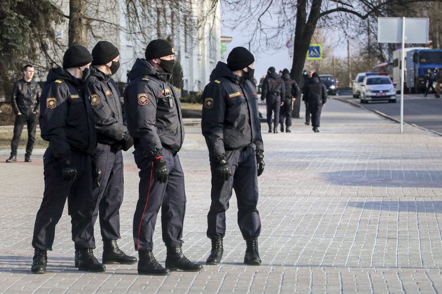 Polis kontrollerar Belarus gator för att förhindra regimkritiska protester.