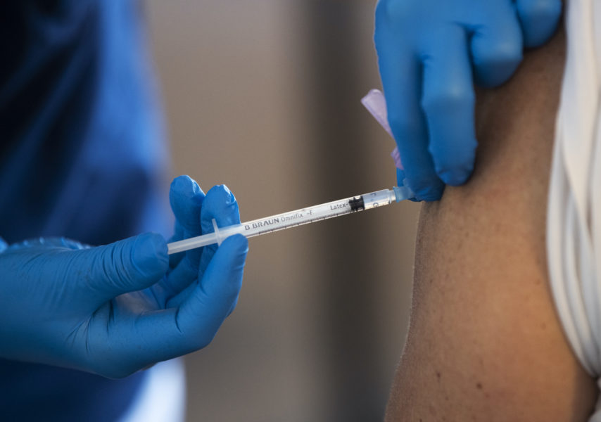 I flera regioner erbjuds vaccin mot covid-19 till alla över 18 år som bor på asylboende.