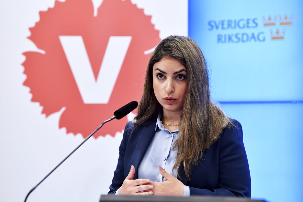 Vänsterpartiets partiledare Nooshi Dadgostar ger regeringen ultimatum.