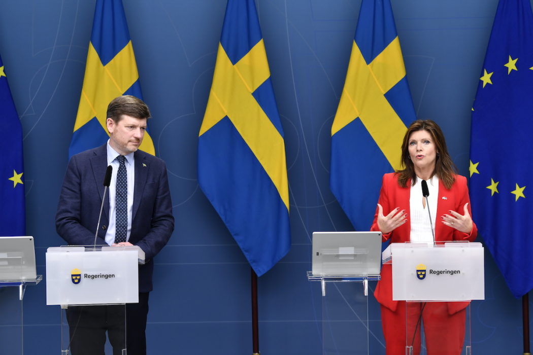 Centerpartiets Martin Ådahl och arbetsmarknadsminister Eva Nordmark (S) när överenskommelsen var klar mellan de dåvarande januaripartierna om anställningsskydd och omställning.