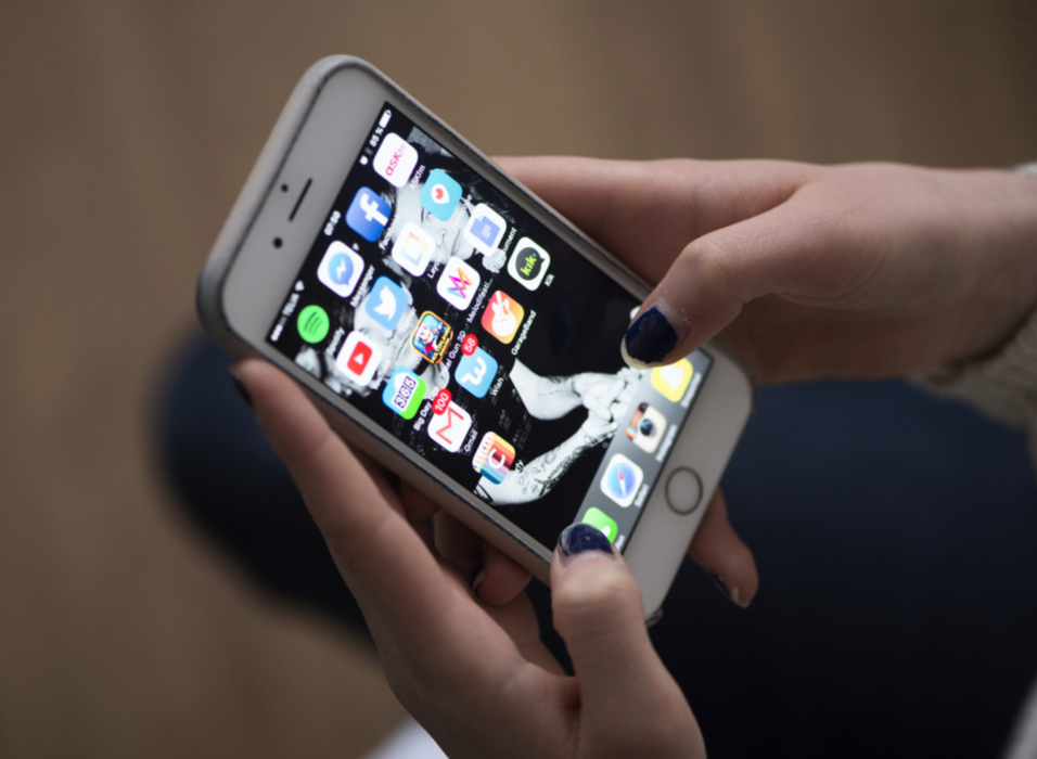 Föräldrar har bättre koll på sina barn i dag, bland annat tack vare mobiltelefoner, enligt ny studie.