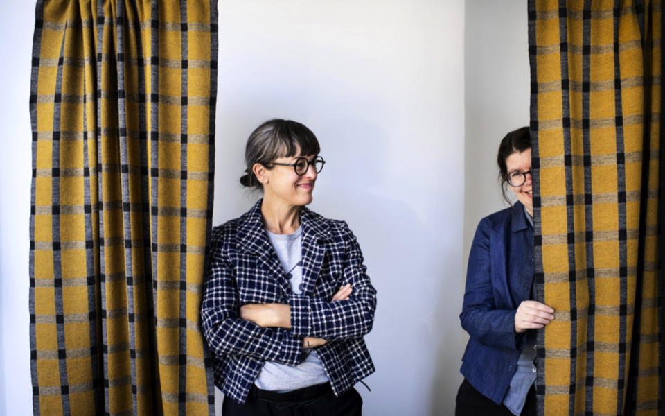 Även om nästan all textil tillverkas industriellt i dag behövs en förståelse för vävhantverket, tycker Åsa Pärson (till vänster) och Amica Sundström.