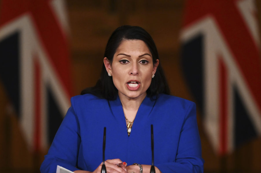 Storbritanniens inrikesminister Priti Patel har gjort sig känd för att ha en hård retorik mot flyktingar och migranter och har vid flera tillfällen uttalat sig om den ökande båtmigrationen och att den måste få ett stopp.