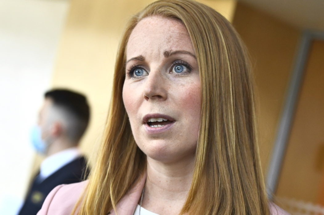 Centerpartiets partiledare Annie Lööf (C) backar nu från hyresförslaget.