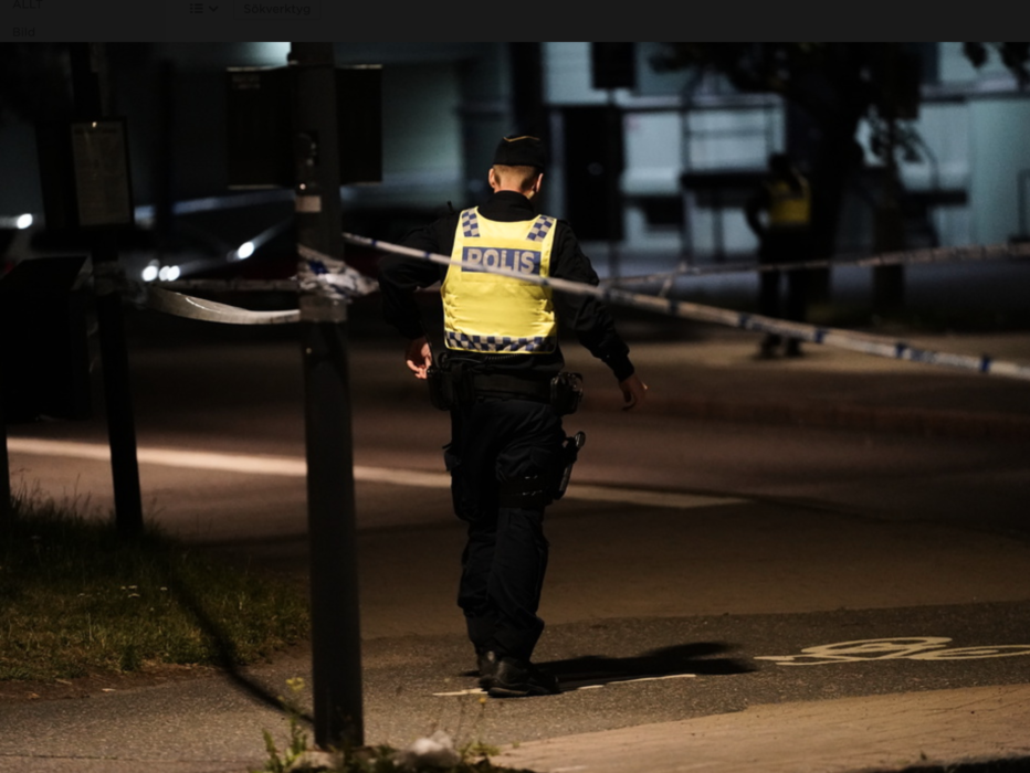 Polisen har inlett en stor insats i Biskopsgården efter det att en polis avlidit efter en skottlossning.