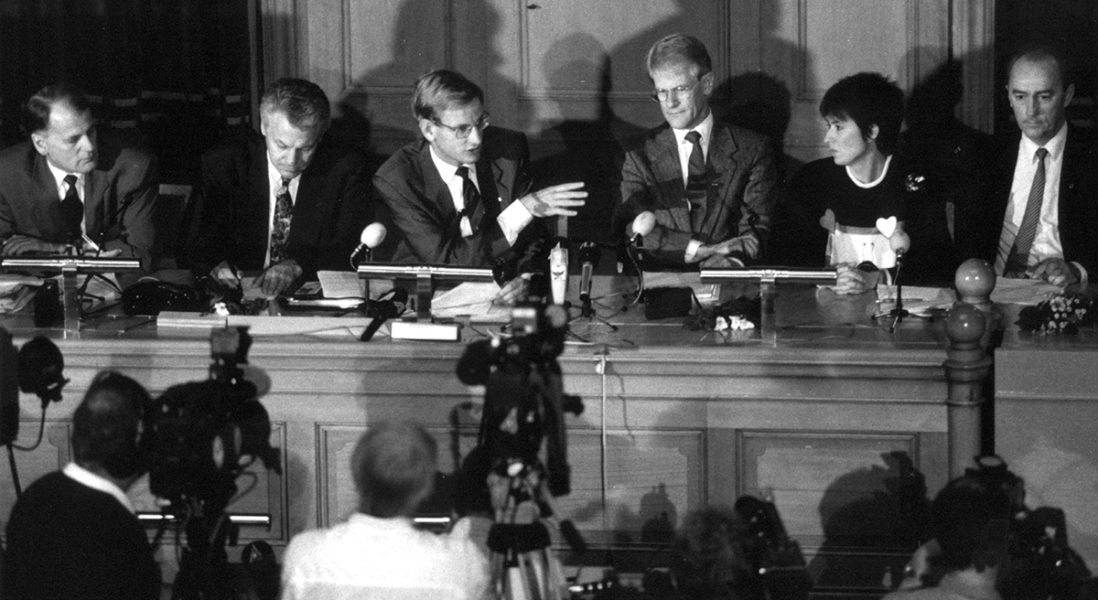 Det är 1992 och statsminister Carl Bildt (M) presenterar ett krispaket tillsammans med flera av de andra partiledarna.